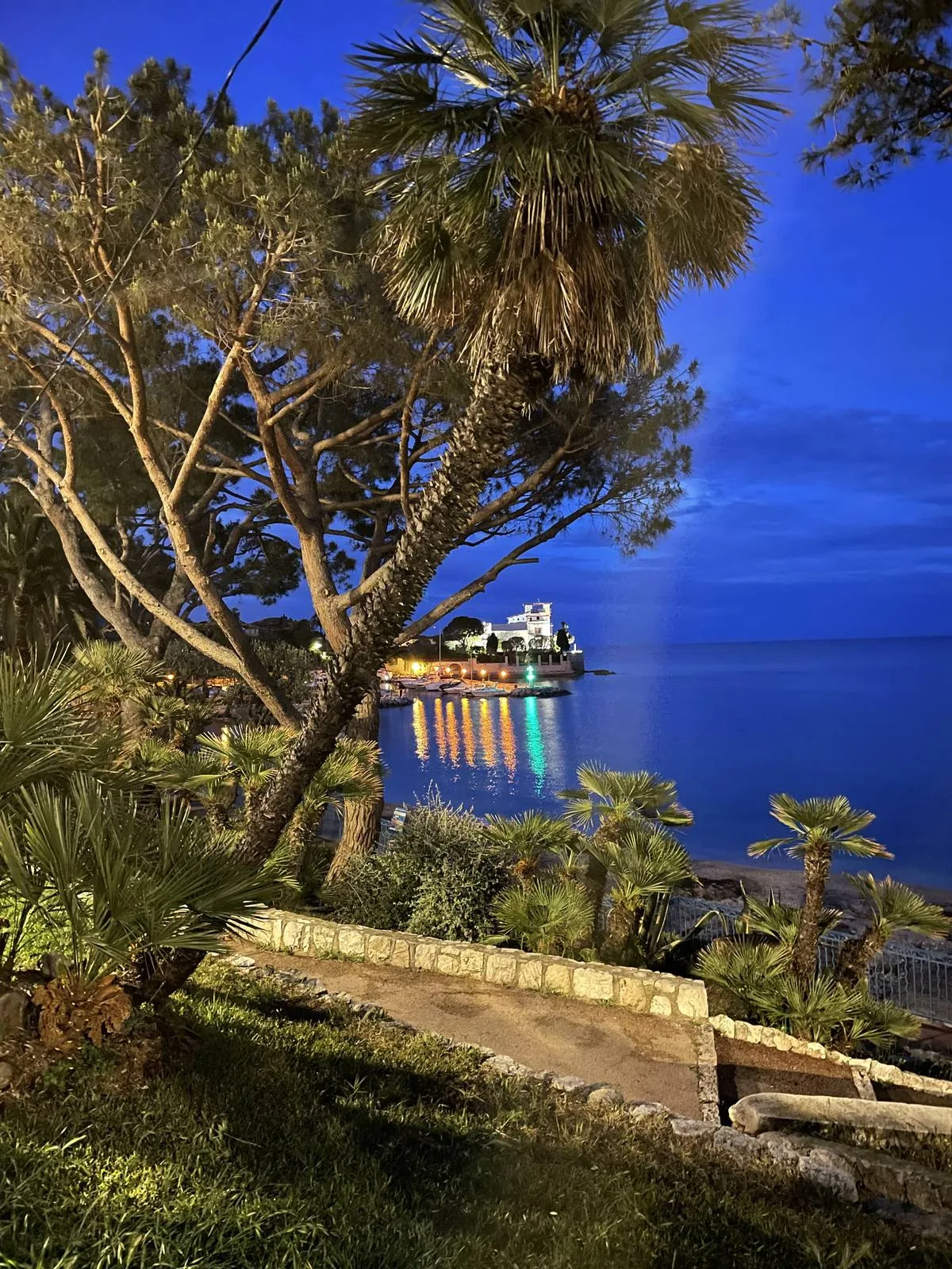 Port de Beaulieu et côte méditerranéenne de nuit