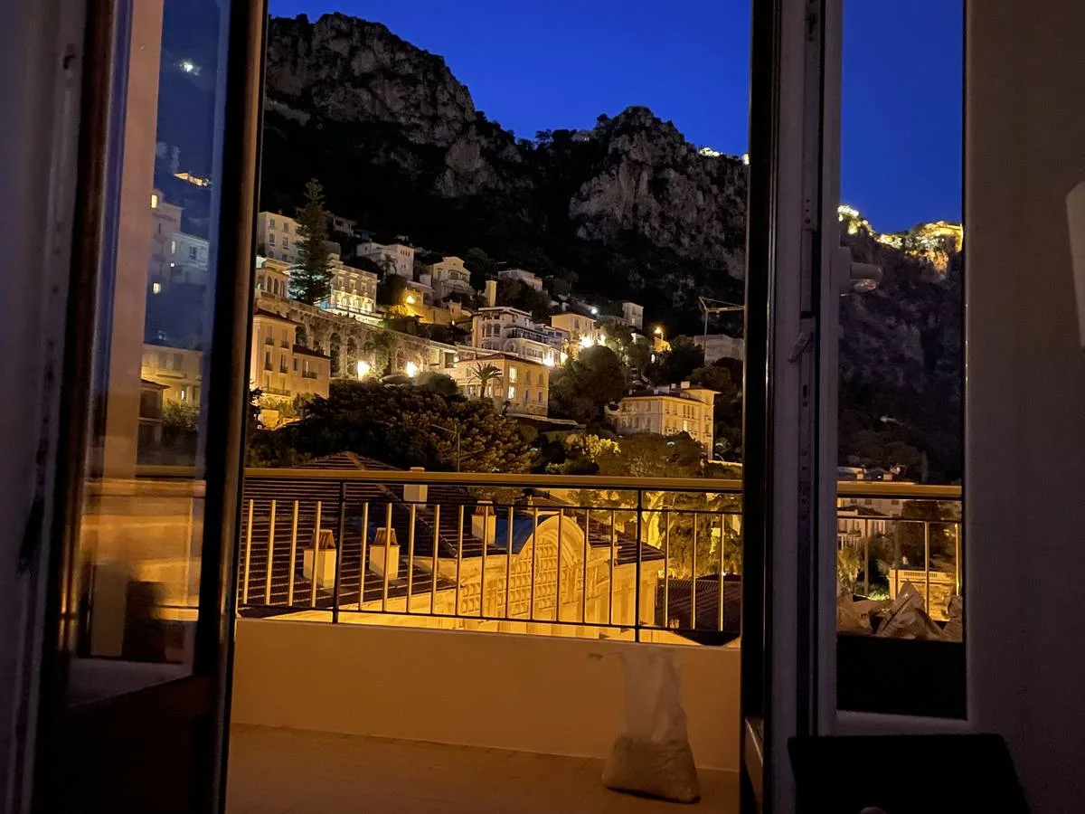 Vue nocturne sur le village et les montagnes depuis le studio