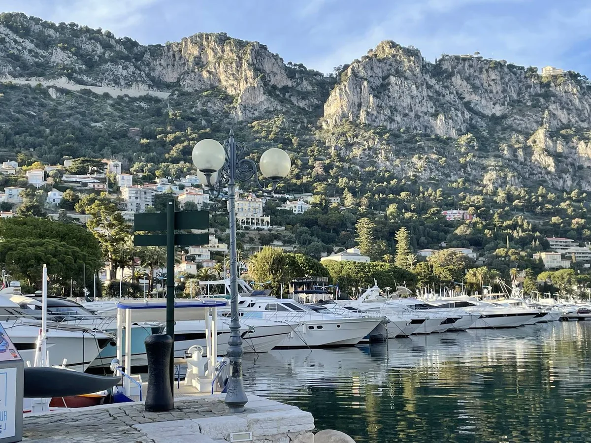 Port de plaisance de Beaulieu-sur-Mer au pied des montagnes
