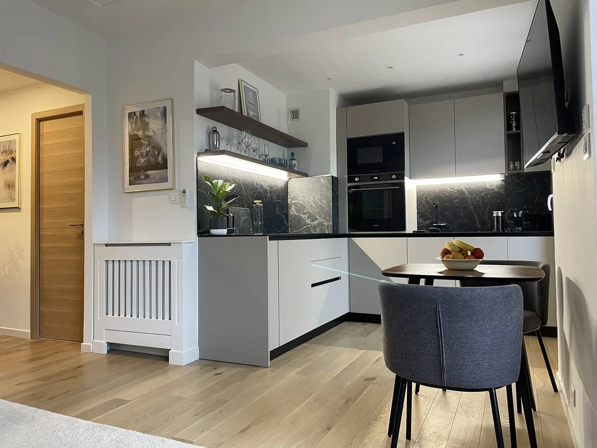 Cuisine design entièrement équipée avec coin repas