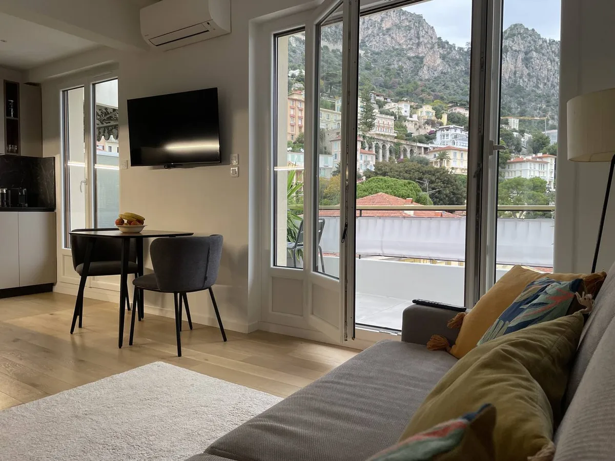 Espace de vie du studio avec vue sur les montagnes