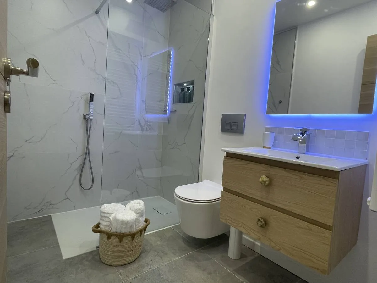 Salle de bains en marbre avec douche à l'italienne