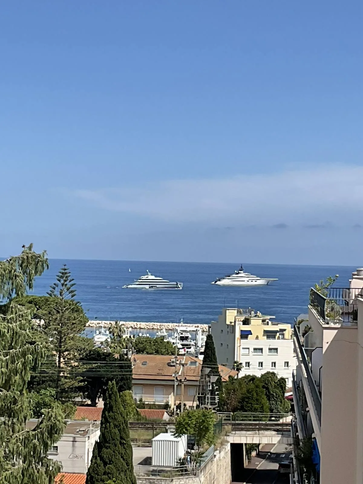 Vue sur la Méditerranée et les superyachts à Beaulieu-sur-Mer