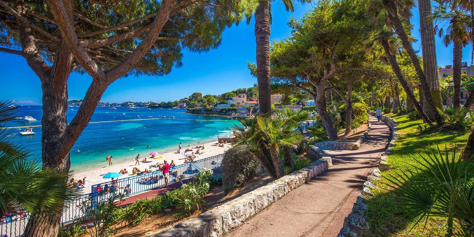 Plage et promenade du bord de mer à Beaulieu-sur-Mer